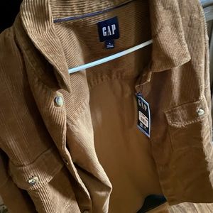 Gap men Corduroy button down shirt with pockets on the front